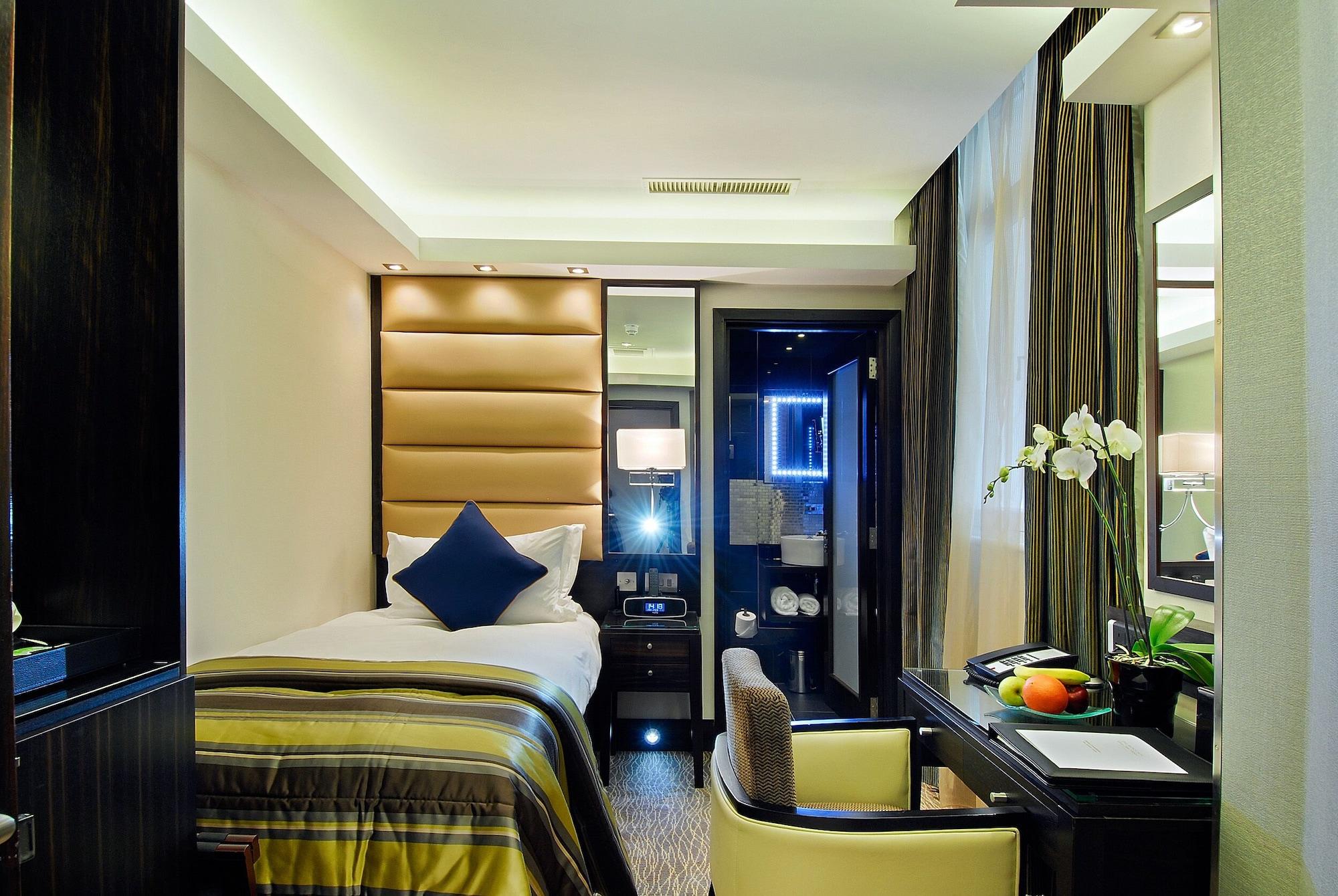 Park Grand Mayfair London Exterior photo A room at the Mandarin Oriental, London