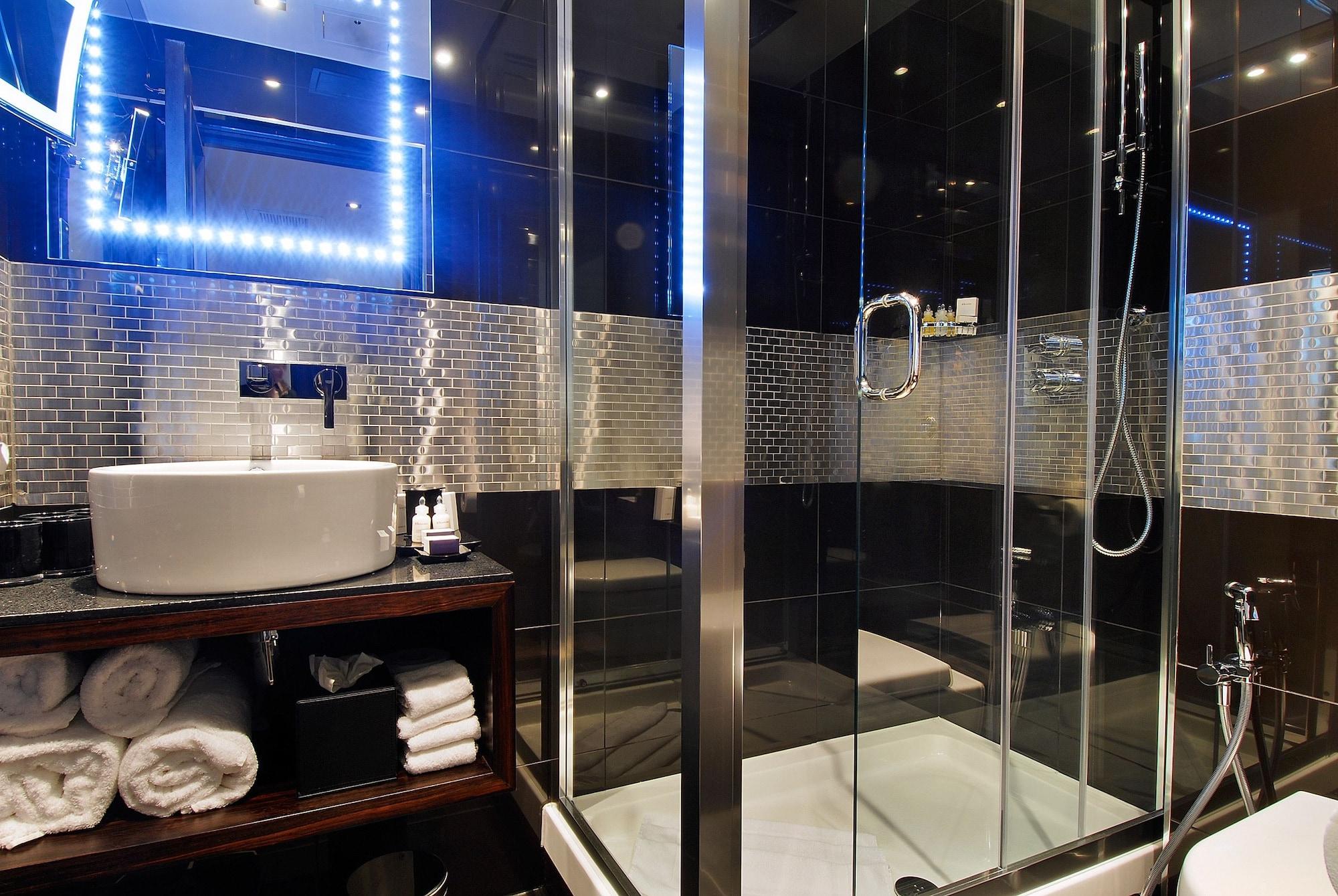 Park Grand Mayfair London Exterior photo A shower cubicle