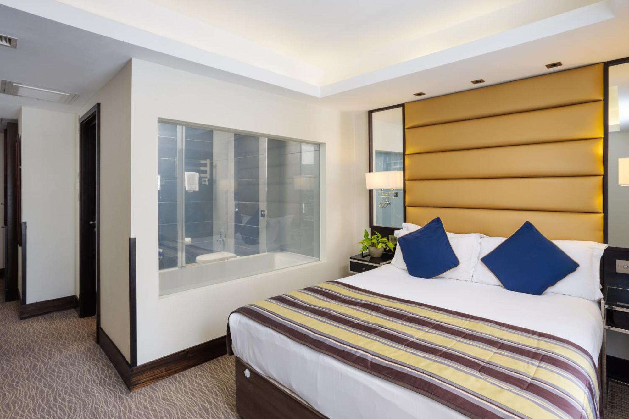Park Grand Mayfair London Exterior photo A bedroom at the hotel