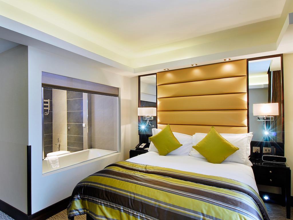 Park Grand Mayfair London Exterior photo A bedroom at the Hilton London West End