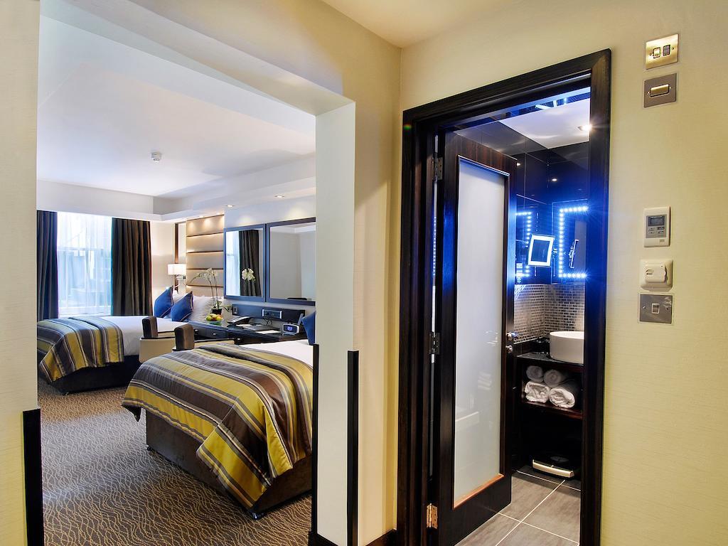 Park Grand Mayfair London Exterior photo A room at the Hilton London West End