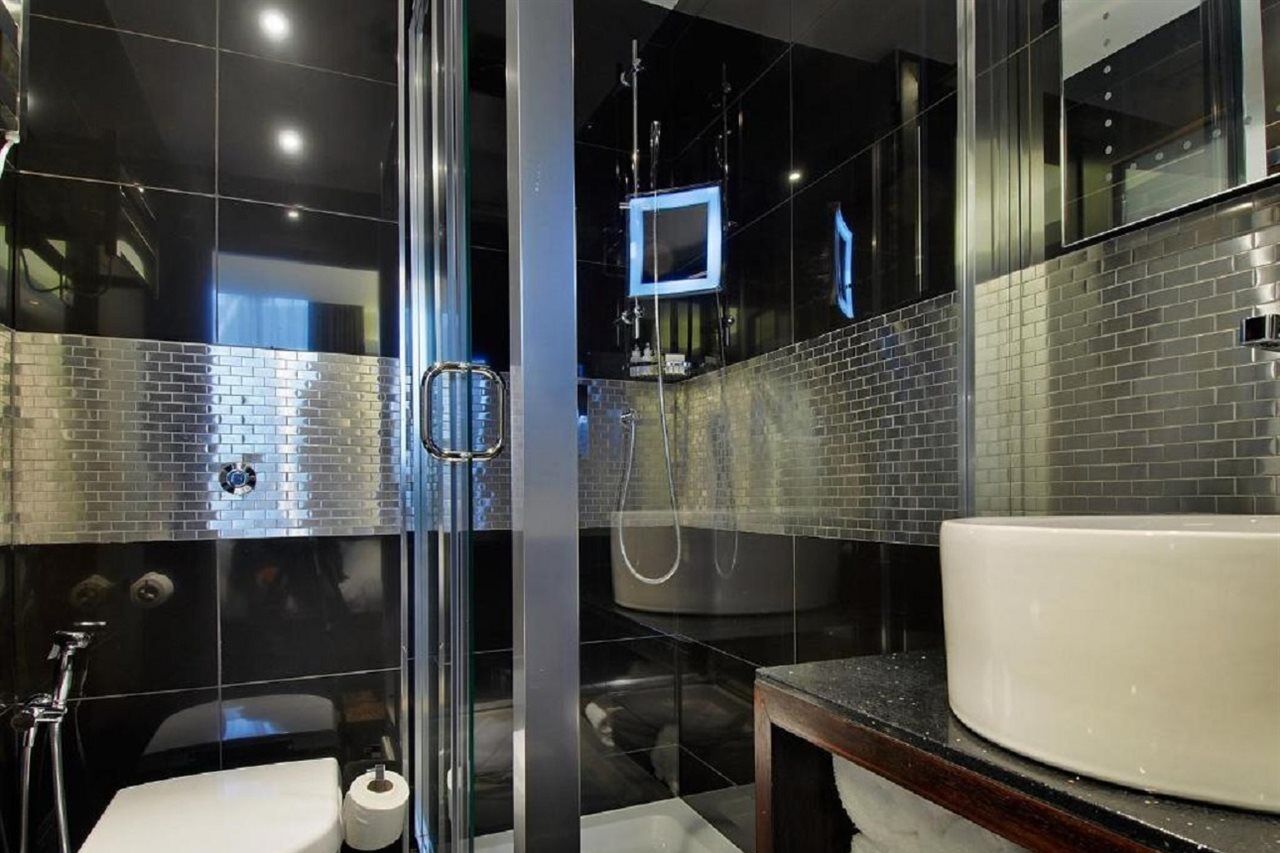 Park Grand Mayfair London Exterior photo A shower enclosure